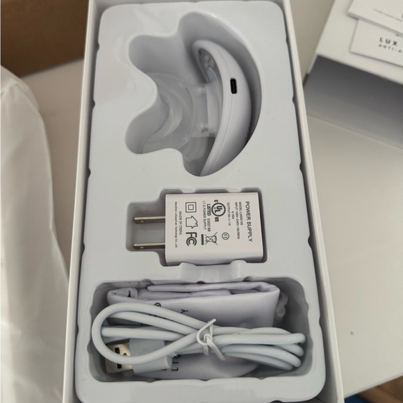 Light Therapy Lip Care Anti-Aging Treatment - Picture 3 of 9